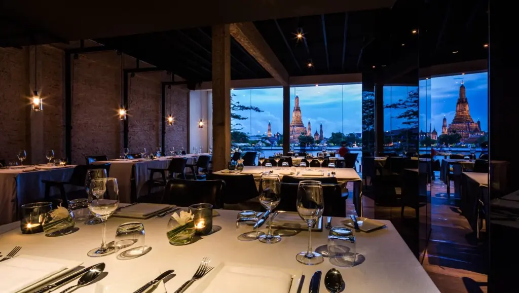 ริมแม่น้ำ