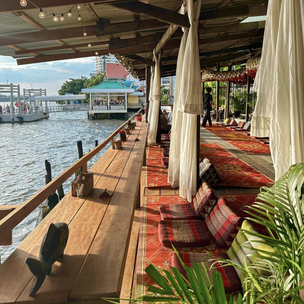 ริมแม่น้ำ