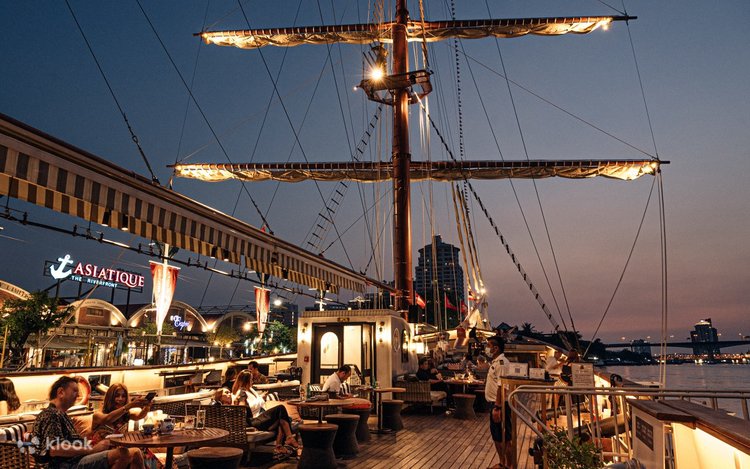 ริมแม่น้ำ