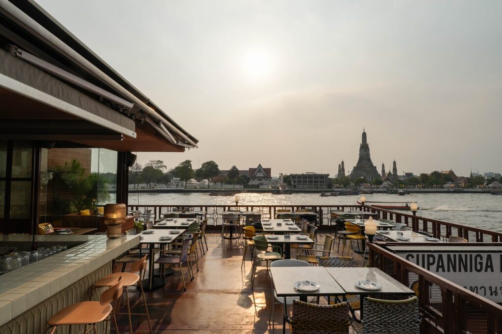 ริมแม่น้ำ